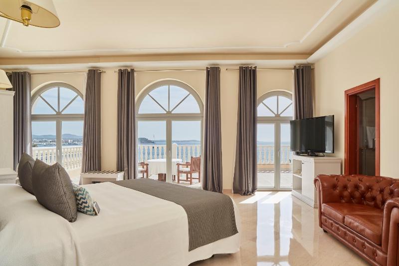 Deluxe Double Room with Balcony and Sea View image 1