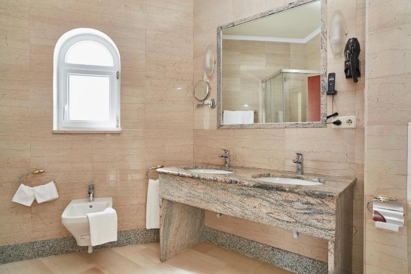 Deluxe Double Room with Balcony and Sea View image 4