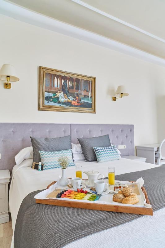 Deluxe Double Room with Balcony and Sea View image 2