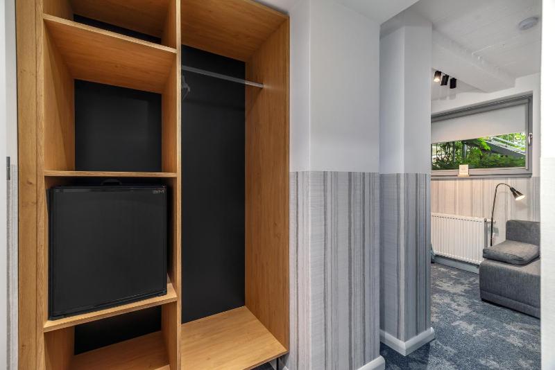 Twin Room with Extra Bed image 4