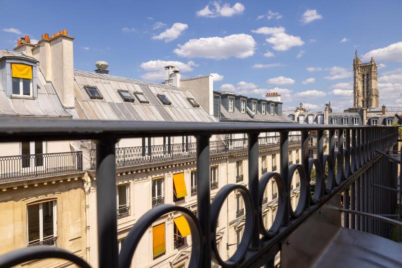 Deluxe Room with Balcony image 1