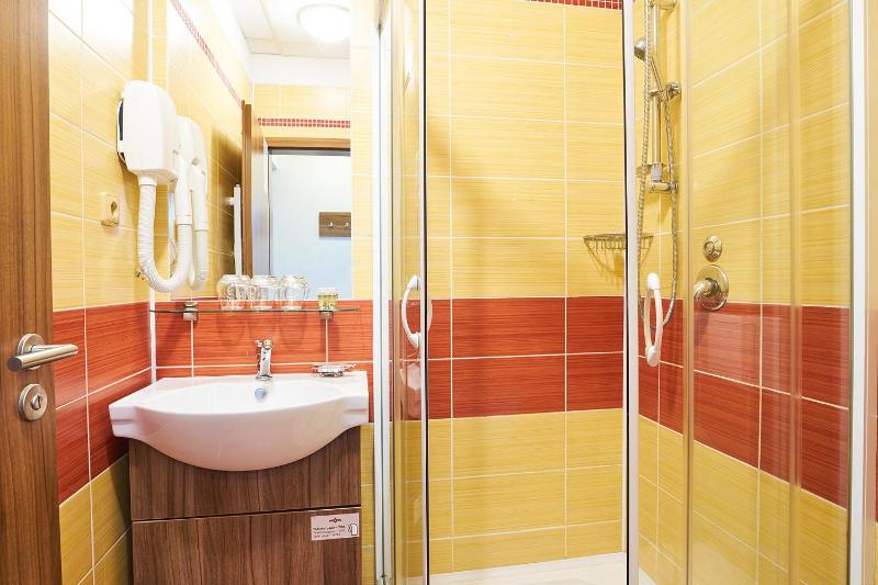 Standard Triple Room image 4