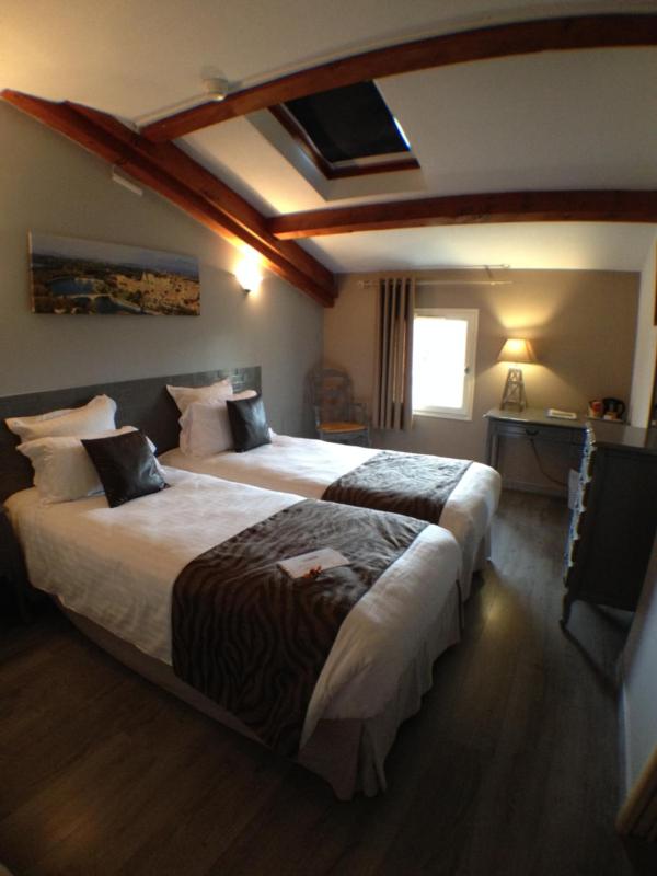 Standard Twin Room image 1