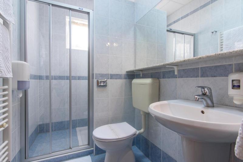 Double or Twin Room with Balcony and Sea View image 2