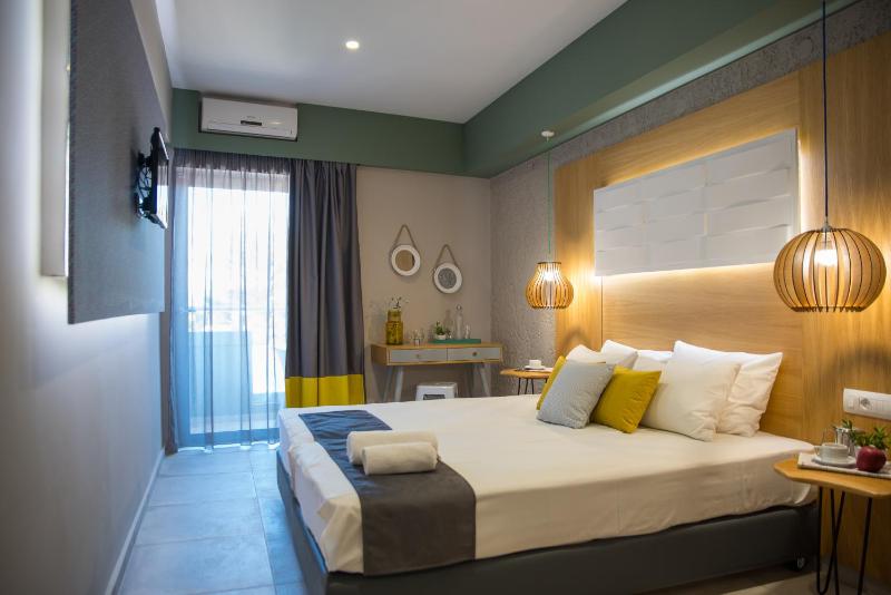 Double Room with Pool View image 4