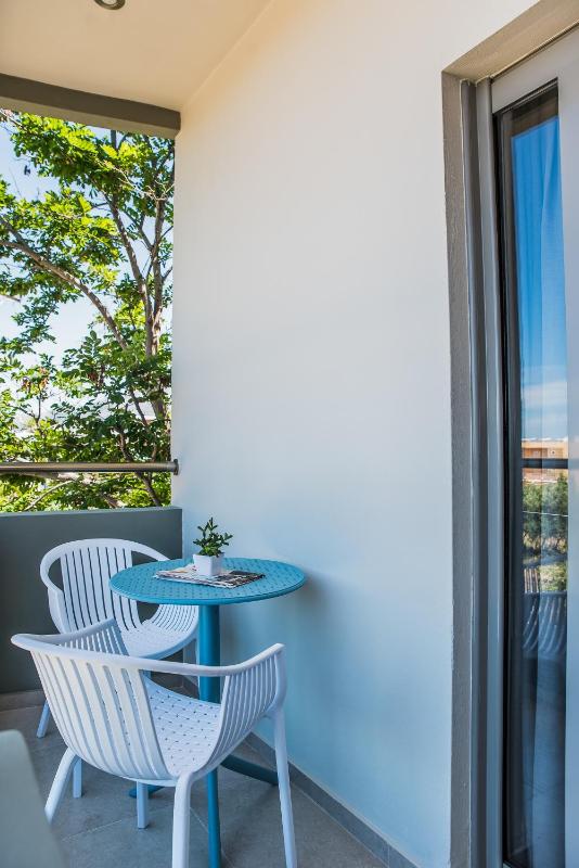 Double Room with Pool View image 3