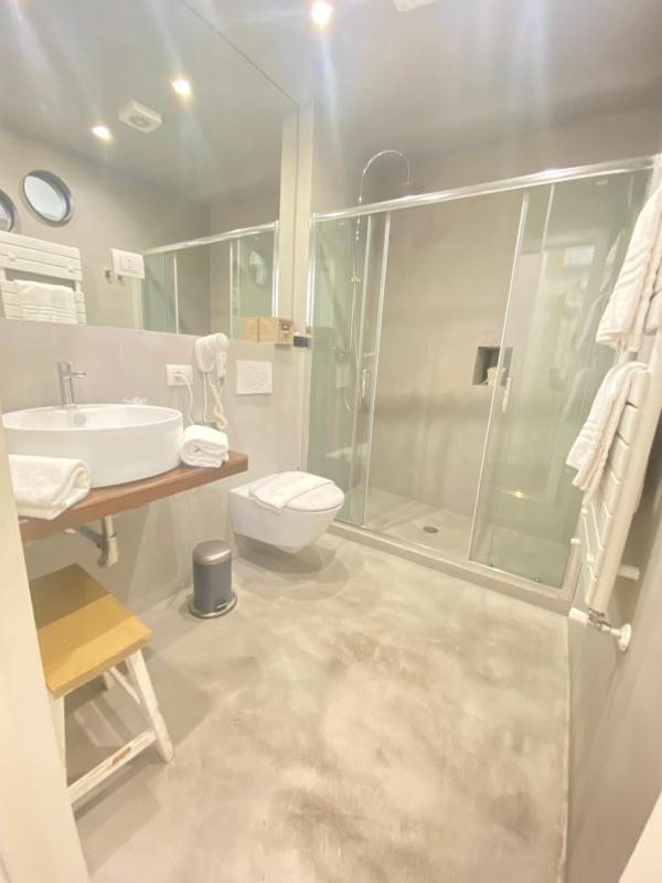 Deluxe Double Room with Balcony image 3