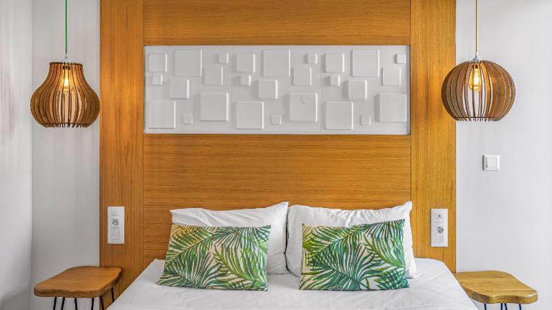 Double Room with Pool View image 2