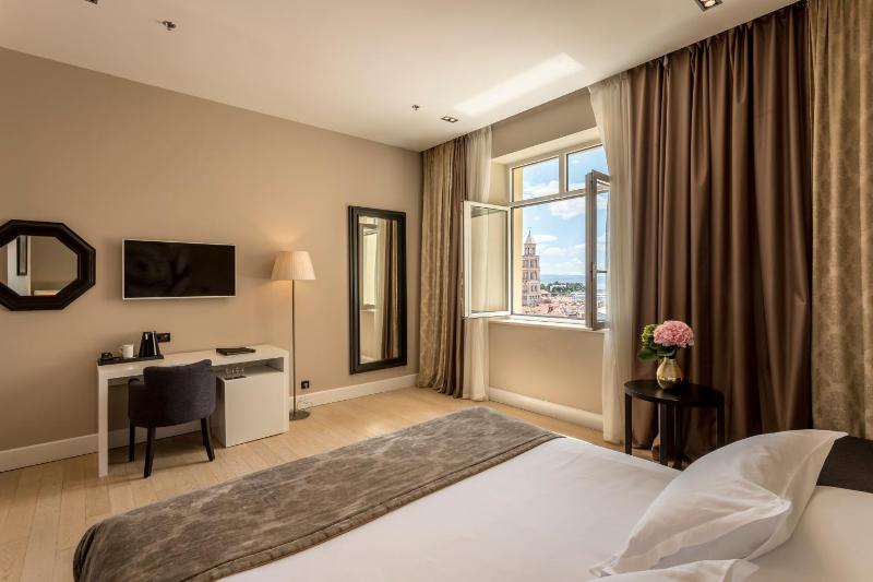 Deluxe King Room with City View image 3