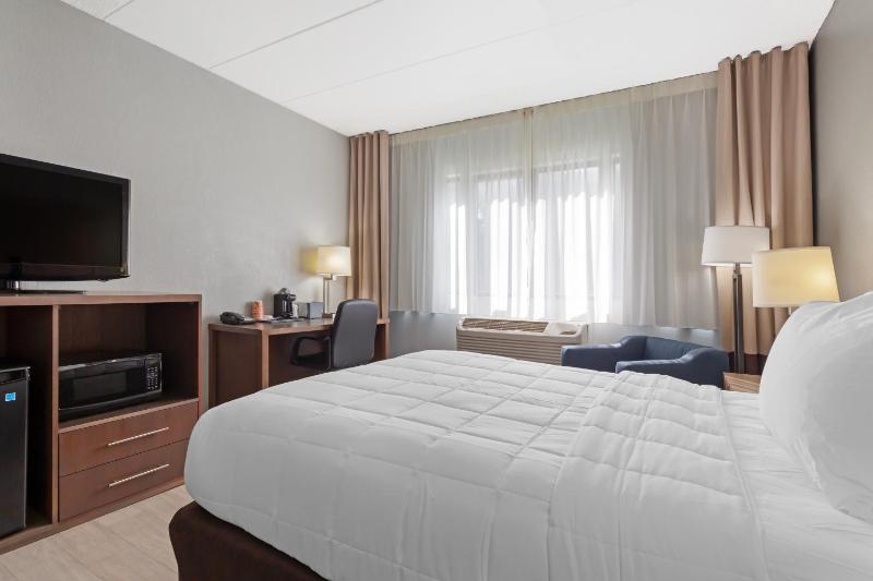 King Suite - Accessible/Non-Smoking image 4