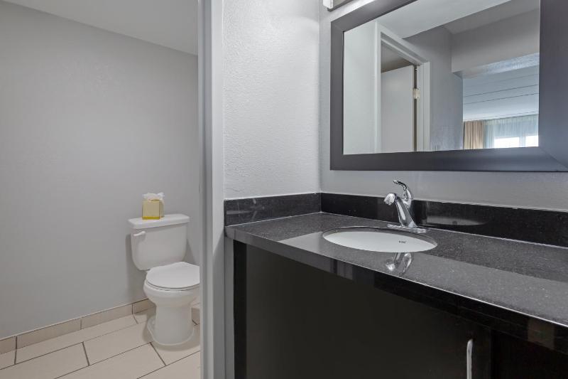 King Suite - Non-Smoking image 4