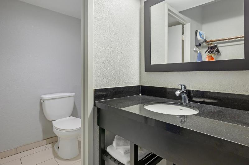 Standard Double Room with Two Double Beds - Non-Smoking image 2