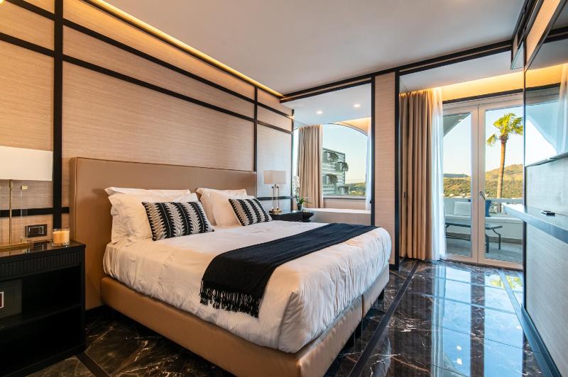 Executive Suite with Bathtub image 1