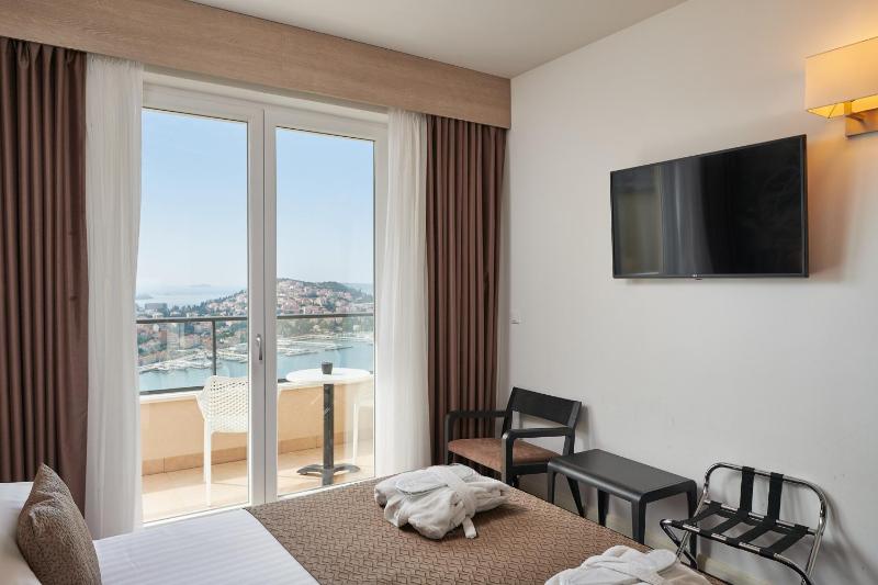Premium Room with Sea View and Balcony image 2