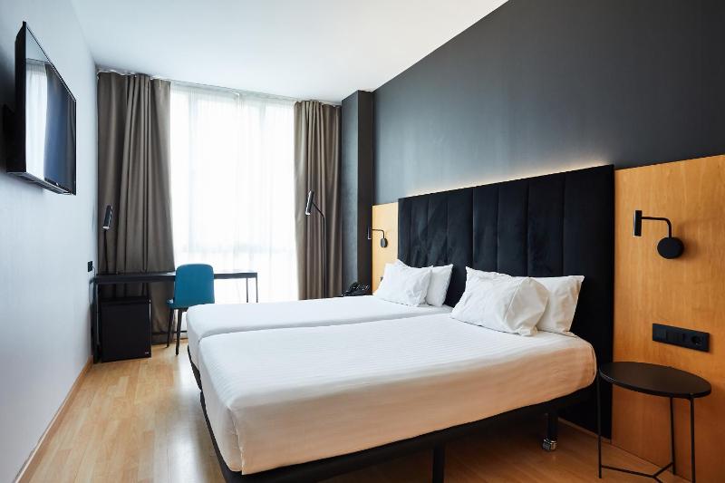 Standard Twin Room image 3