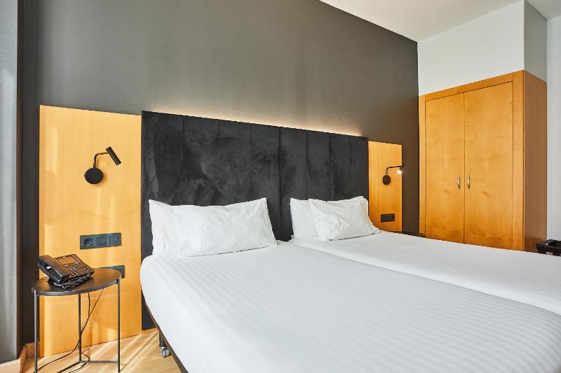 Standard Twin Room image 4