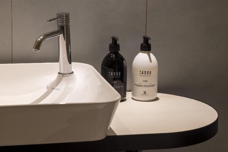 Deluxe Double or Twin Room with City View image 3