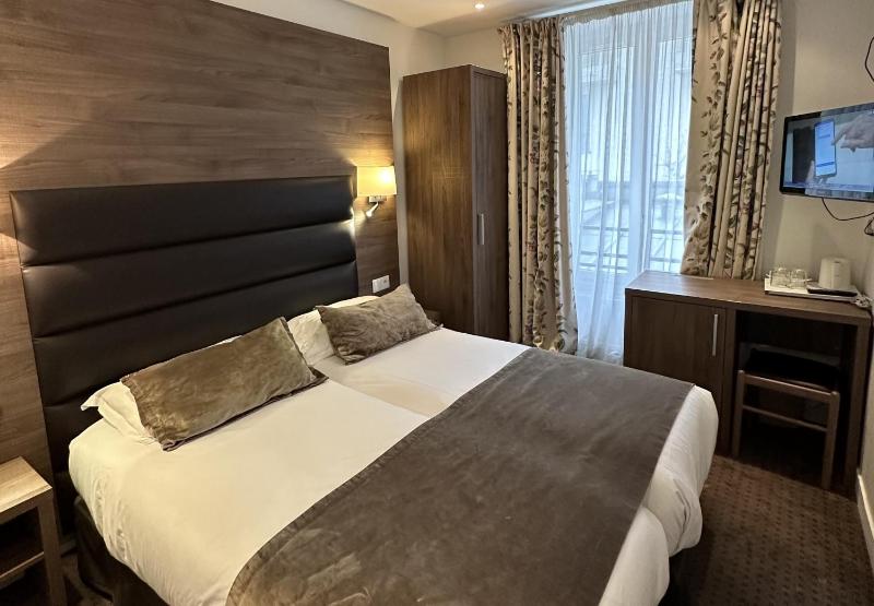 Twin Room with Shower image 3