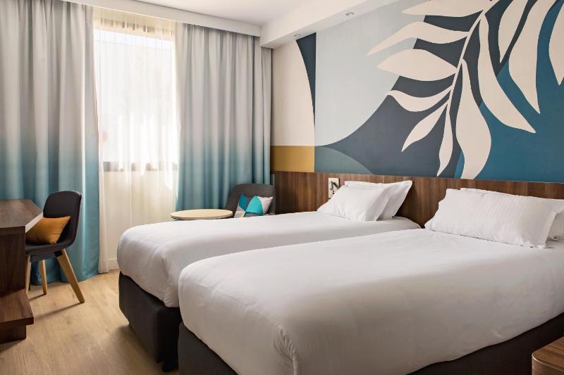 Standard Twin Room image 4