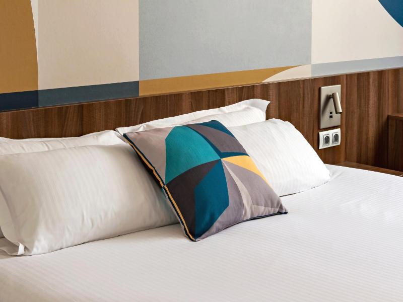 Standard King Room image 3