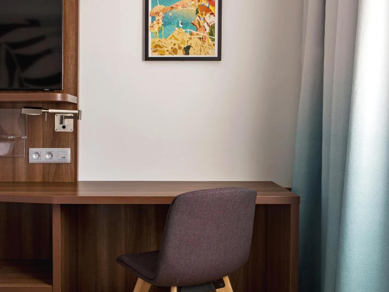 Standard King Room image 2