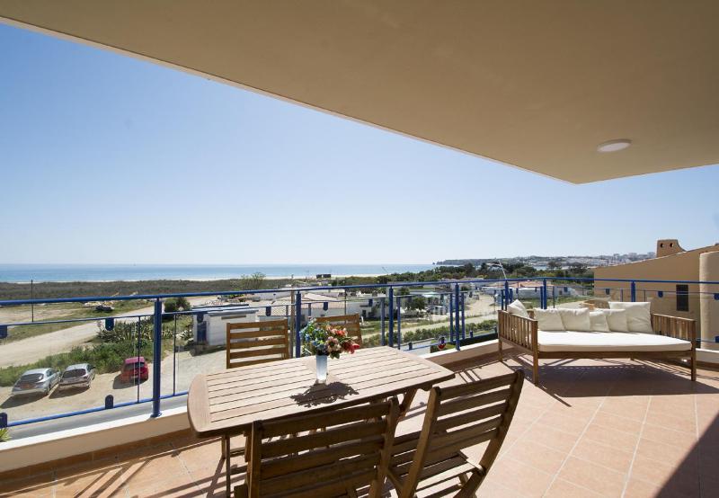 LGS65T2 Luxuoso T2 frente praia em condominio - image 2