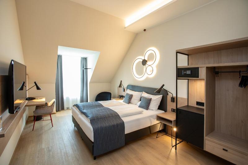 Deluxe Double Room image 1