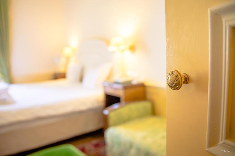Standard Twin/Double Room image 4