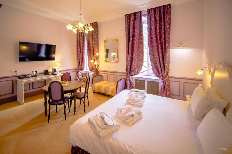 Standard Twin/Double Room image 3