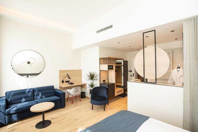 Deluxe Double Room image 3