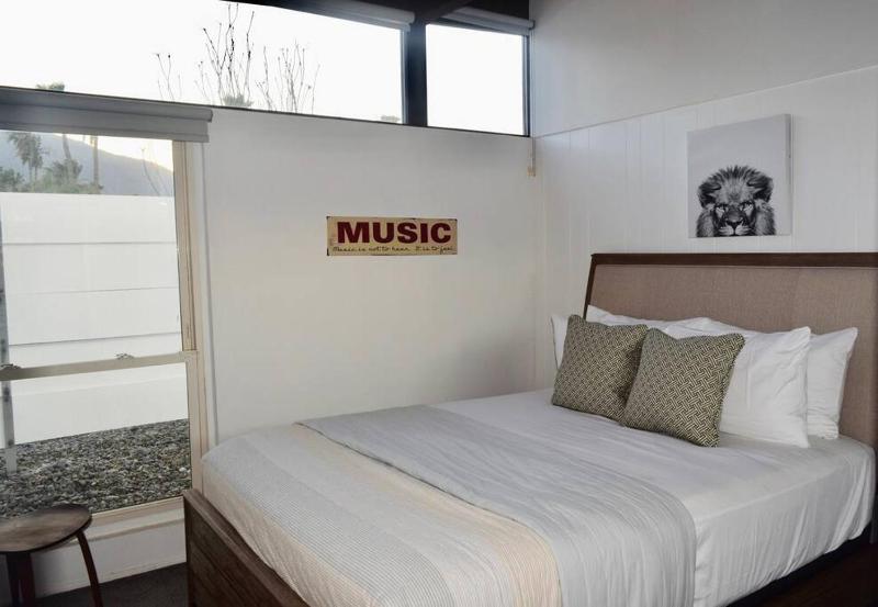 Live the Mid Mod Life at Mariposa Palms - image 13