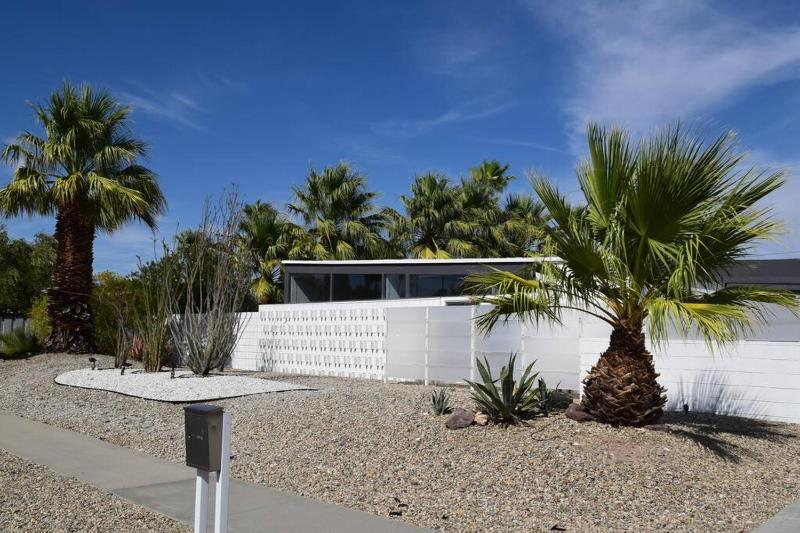 Live the Mid Mod Life at Mariposa Palms - image 8