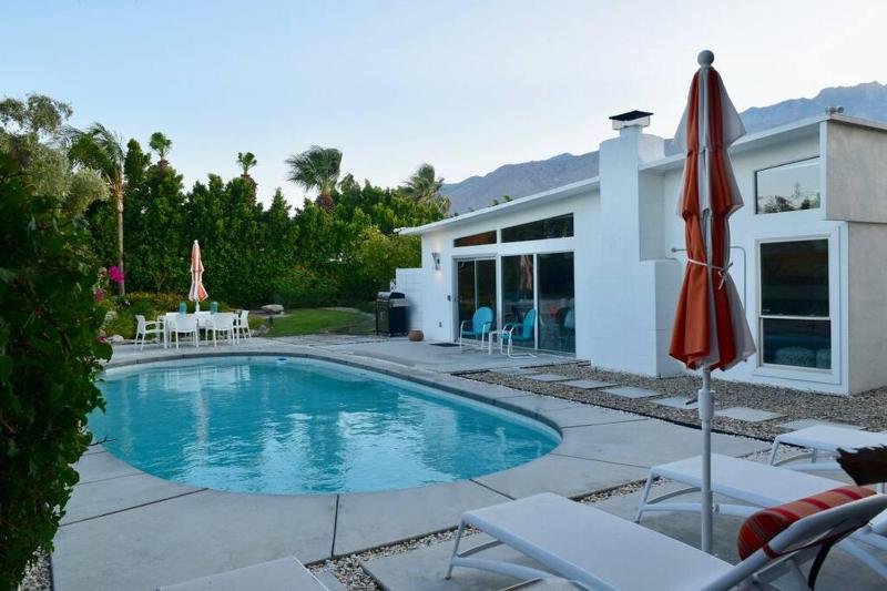 Live the Mid Mod Life at Mariposa Palms - image 28