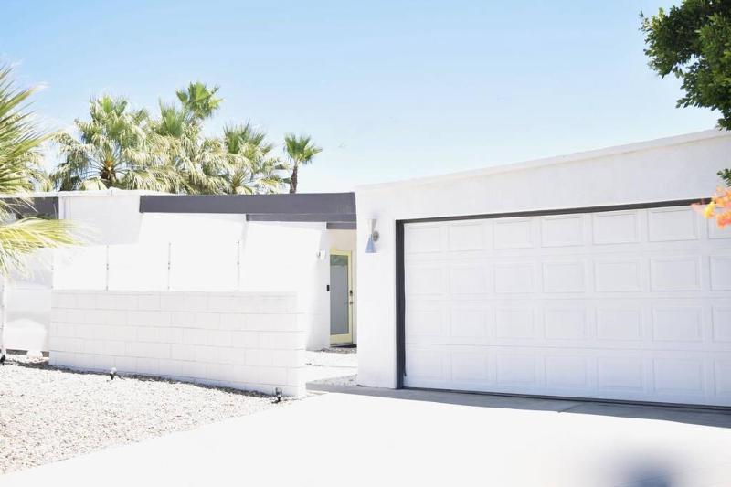 Live the Mid Mod Life at Mariposa Palms - image 43