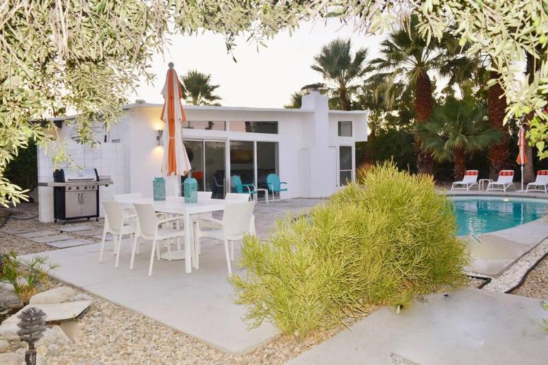 Live the Mid Mod Life at Mariposa Palms - image 15