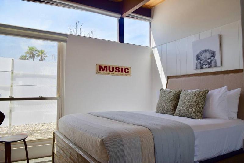 Live the Mid Mod Life at Mariposa Palms - image 11