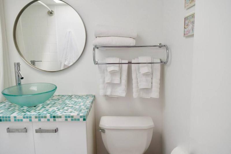 Live the Mid Mod Life at Mariposa Palms - image 19