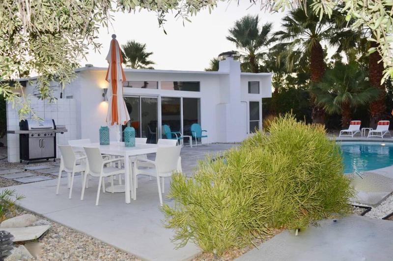 Live the Mid Mod Life at Mariposa Palms - image 50