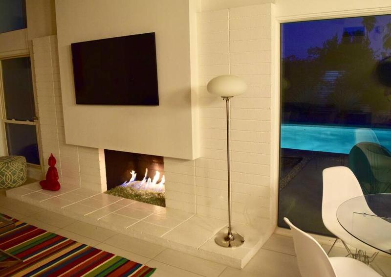 Live the Mid Mod Life at Mariposa Palms - image 7