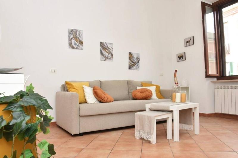 Home in Certosa Pigneto con parcheggio privato incluso Images