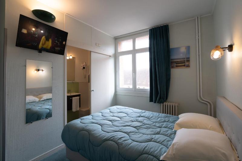 Small Double Room image 3