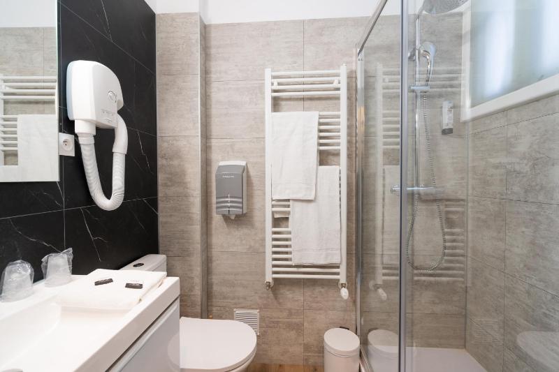 Double Room with Courtyard View image 4