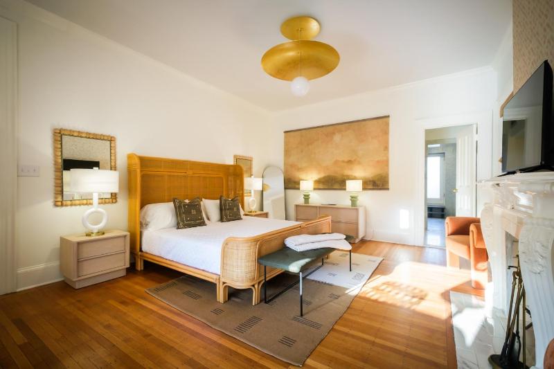 King Room with Balcony image 2