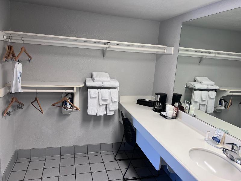 King Room with Roll-In Shower - Mobility Access/Non-Smoking image 3