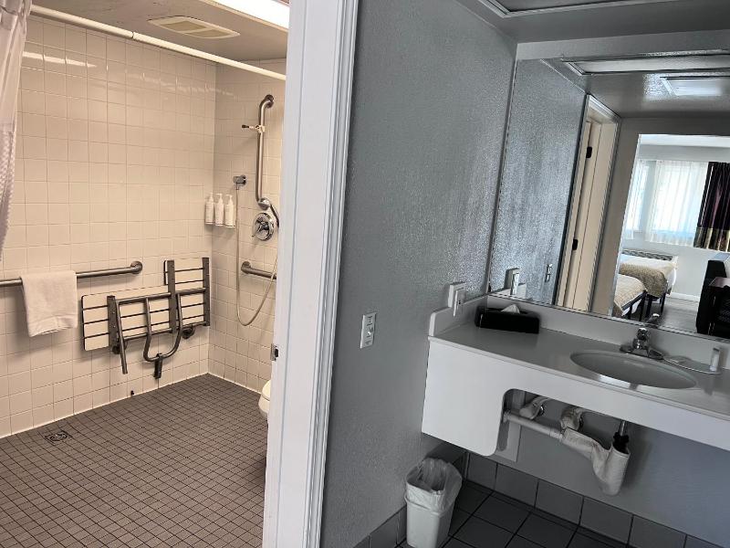 Queen Room with Two Queen Beds and Roll-In Shower - Mobility Access/Non-Smoking image 3