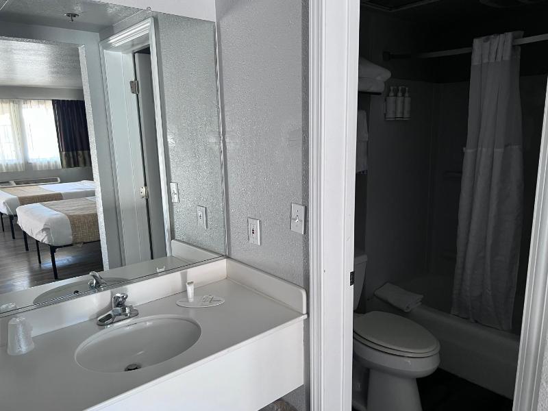 Queen Room with Two Queen Beds and Kitchenette - Non-Smoking image 2