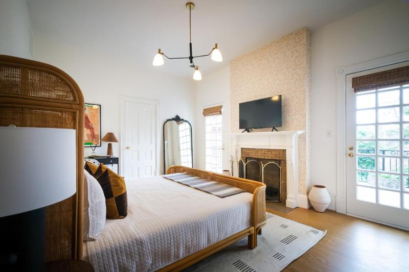 King Room with Balcony image 3