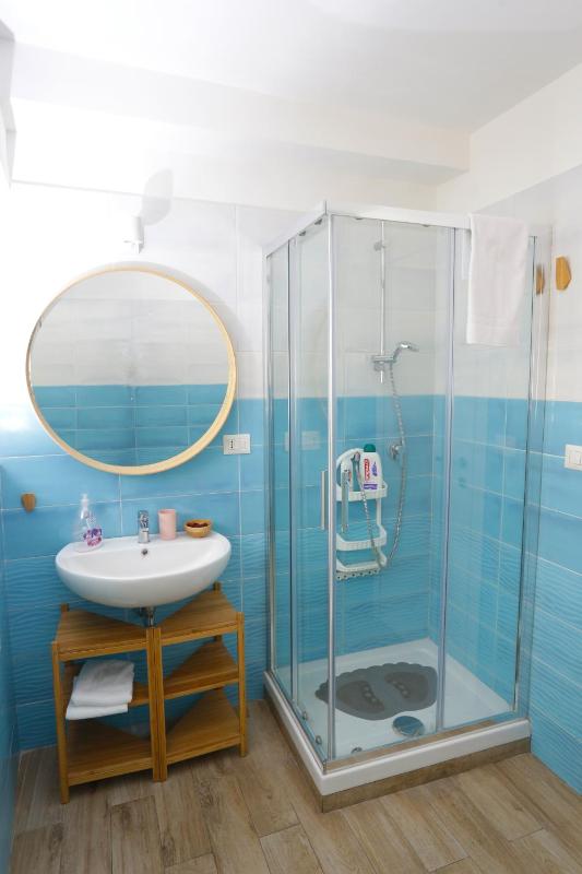 Single Room with Private External Bathroom image 2