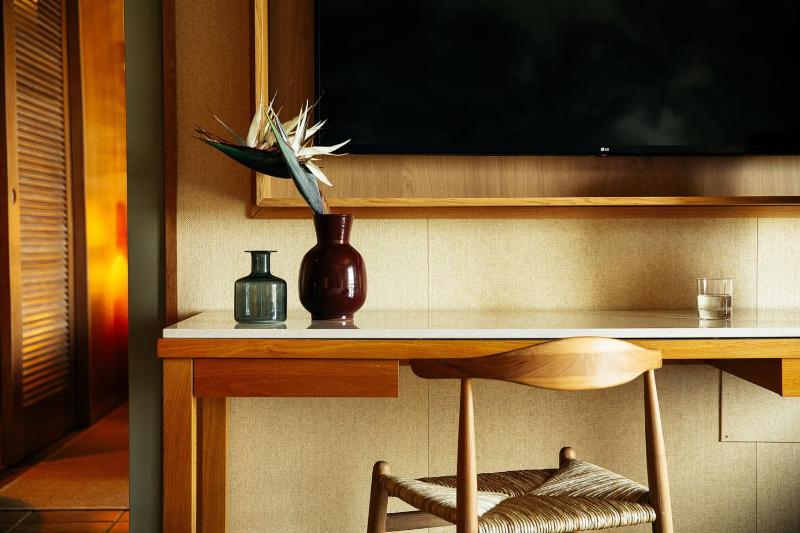 Tropical Retreat Double image 3