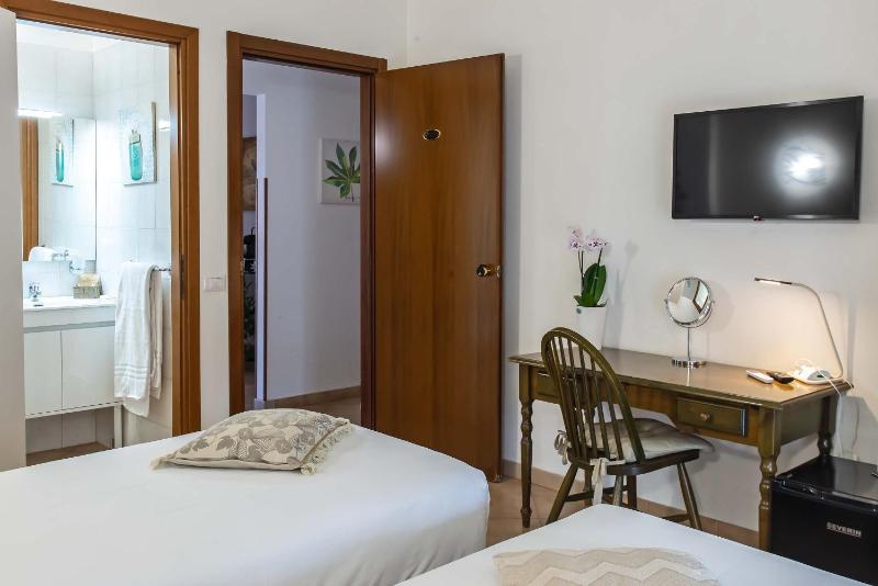 Twin Room image 4